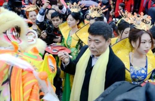 中國駐米蘭總領館總領事宋雪峯爲龍獅點睛。(圖片來源:歐聯網)