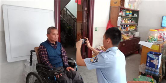 群众行动不便 民警主动上门服务