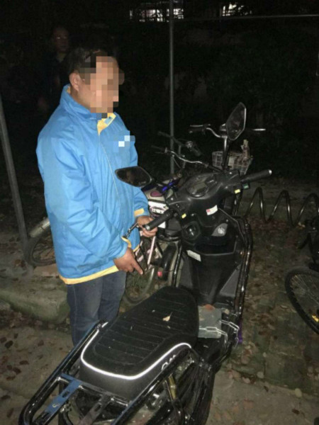 外卖小哥偷外卖被人抓 5PQe-fyzeyqa9372523.jpg