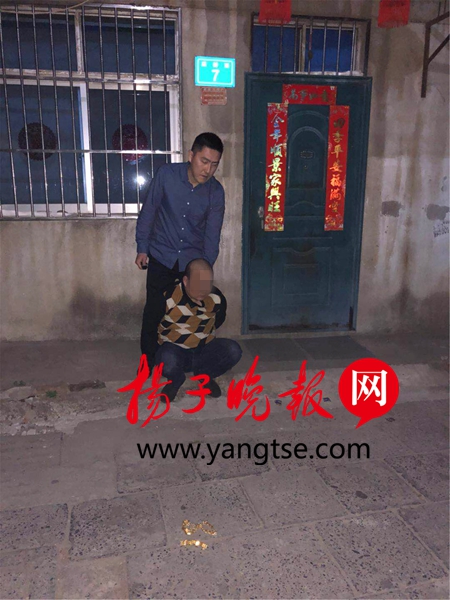 视频|光头男子夜晚金店抢夺走180克金器 却将