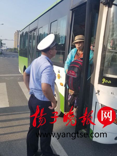 烈日下民警驱车追停公交车 原因叫人点赞