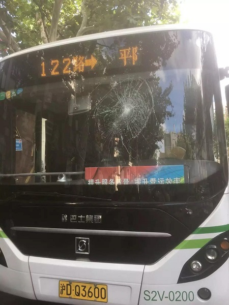 醉酒男子砸碎公交车玻璃 逃逸一公里后被抓获