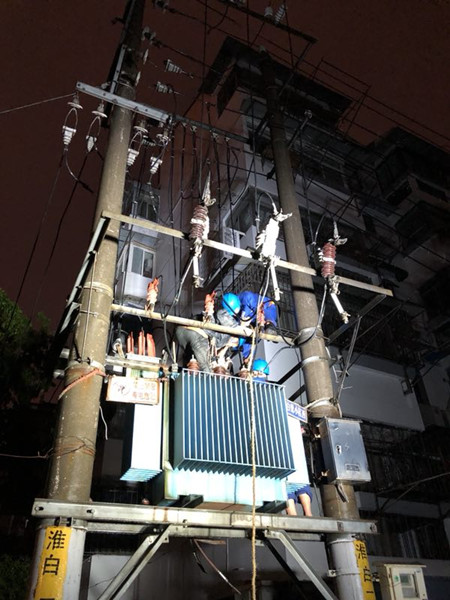 台风造成340户居民停电，供电公司冒雨抢修(图文)