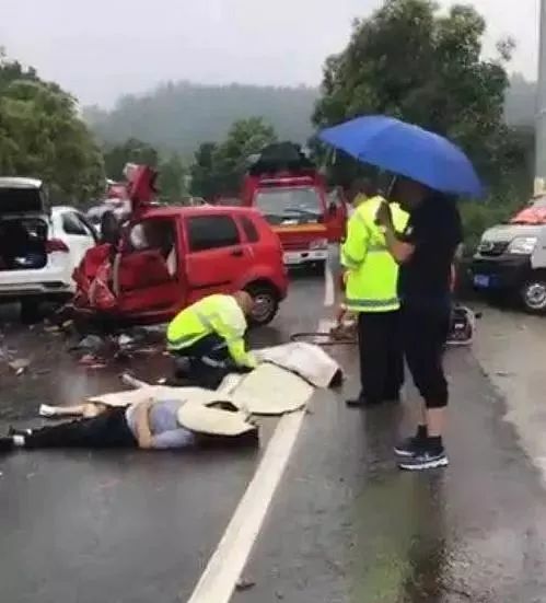 撞死4人赔不起车主网上众筹丧葬费,网友:这都