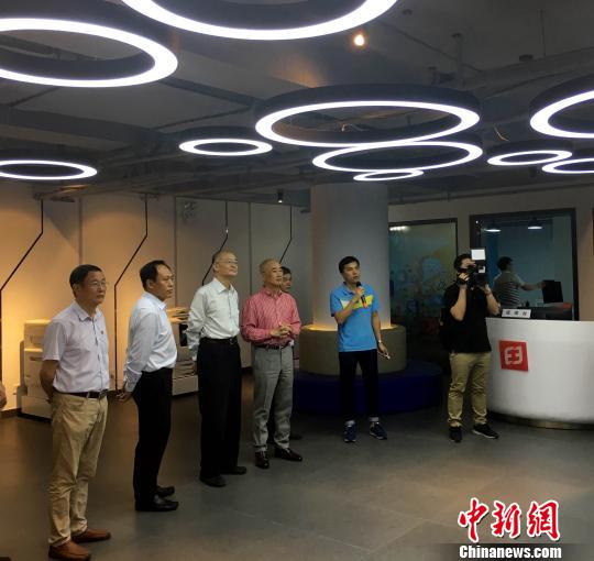 赵阳一行到厦门工学院智慧校园展厅等实地参观调研。 杨伏山 摄 赵阳走访厦门民办高校 冀更多有识之士奉献教育事业