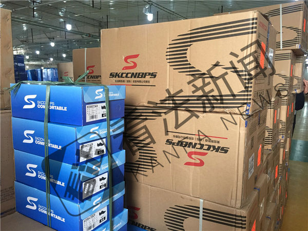 执法人员查获上千双山寨名牌鞋 商标相似只换