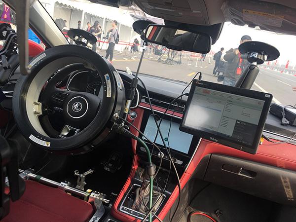 国内模拟真实路况首测体验：自动驾驶车遇行人乱穿马路怎么办