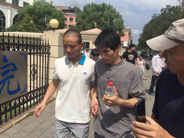 缪新华（左）和弟弟缪新容走出法院。陈雷柱 澎湃资料