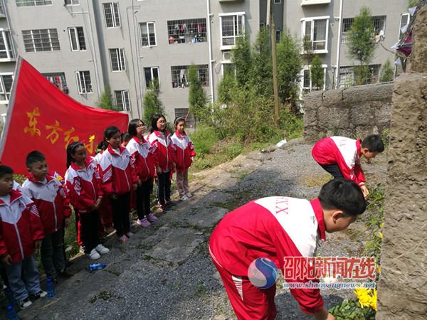 隆回县东方红小学举行清明祭扫先烈活动