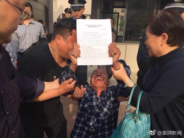 4月11日下午,安徽高院对涡阳“五周杀人案”再审宣判,宣告5原审被告人无罪,5位蒙冤21年的当事人当庭痛哭。