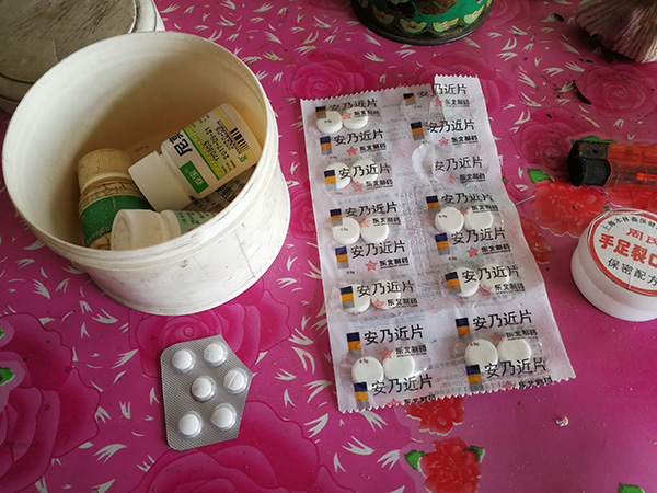 齐佐军床前放了不少药物。澎湃新闻记者 朱远祥 图