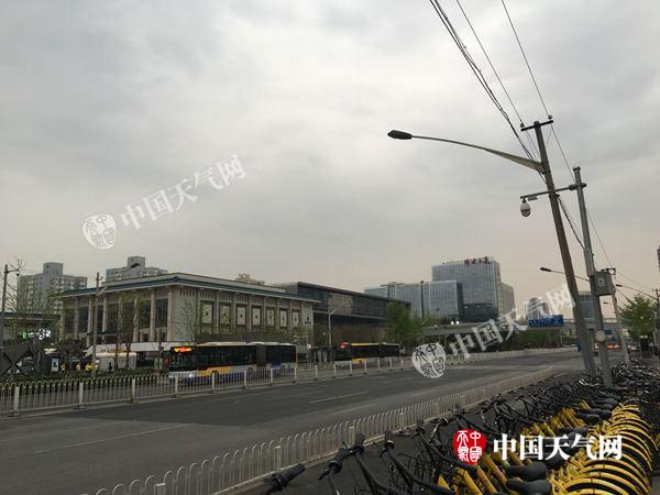今晨,北京海淀上空阴雨密布。