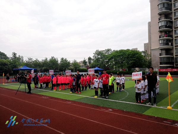 南京江北新区小学足球邀请赛开踢 5支球队争夺