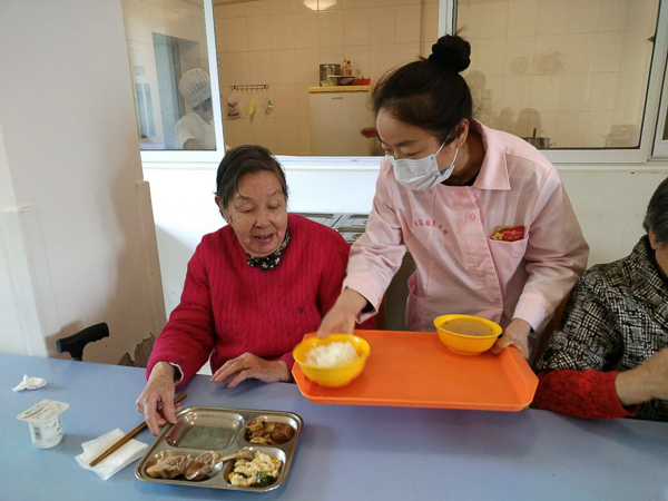 陈霞芬（左二）。 世博家园养老院供图