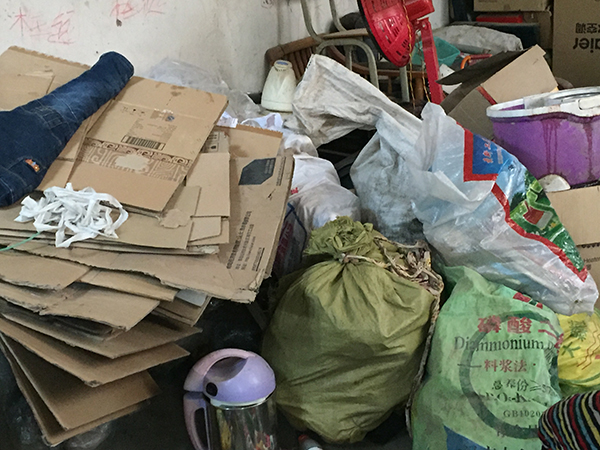 張改玲家中堆積的廢品