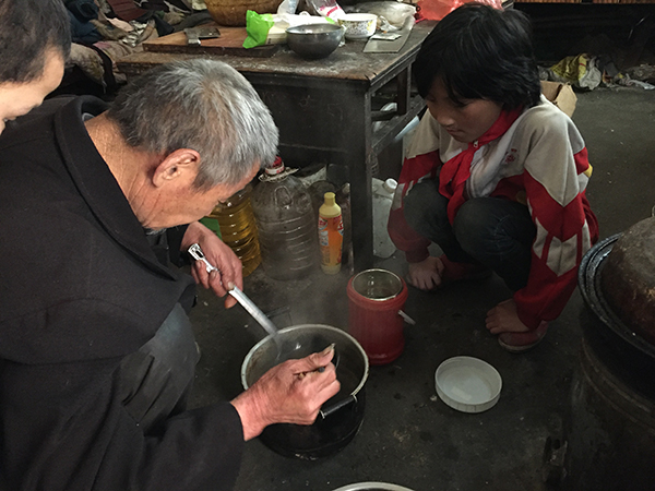 程傳洲給張改玲做了面條，正在往飯盒里裝