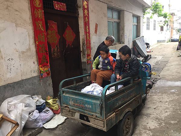  程傳洲送兩個最小的孩子去上學