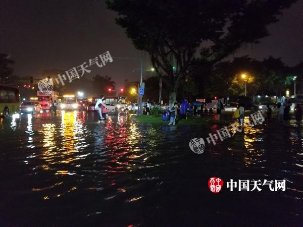 今年来最强降雨袭广东 广州番禺市桥地铁口封