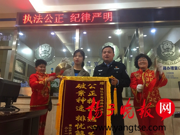 视频|光头男子夜晚金店抢夺走180克金器 却将