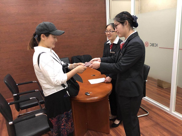 客户遗失钱包银行工作人员帮助找回