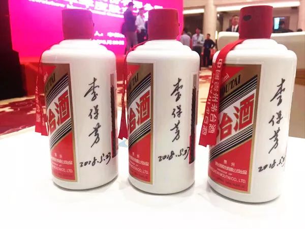 新任董事长李保芳签名的贵州茅台酒在微信朋友圈广泛流传