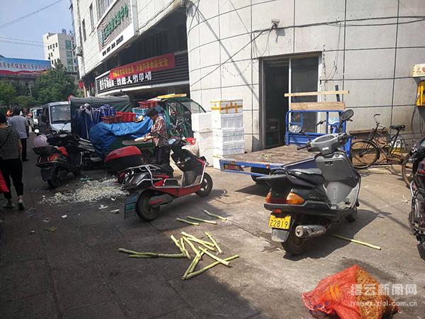 施划临时停车位 规范非机动车停车乱象