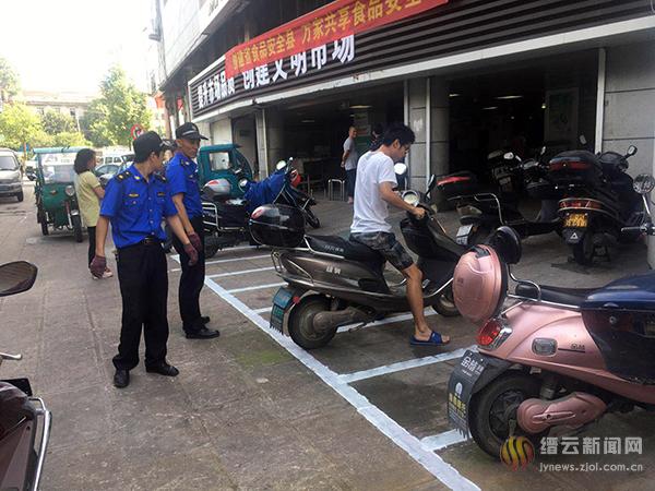 施划临时停车位 规范非机动车停车乱象