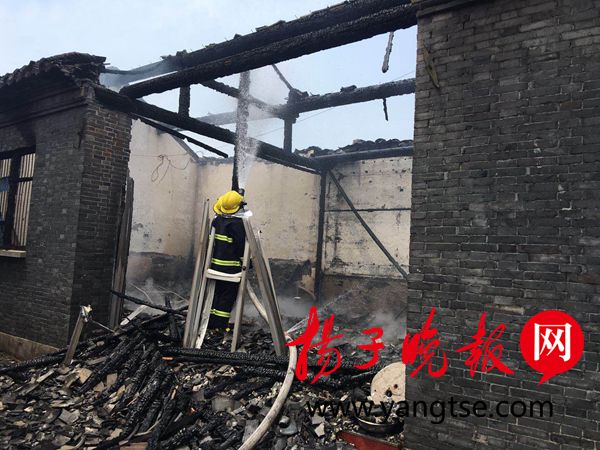 为防止爆炸引发更大火情 民警火场中抱出滚烫的煤气罐