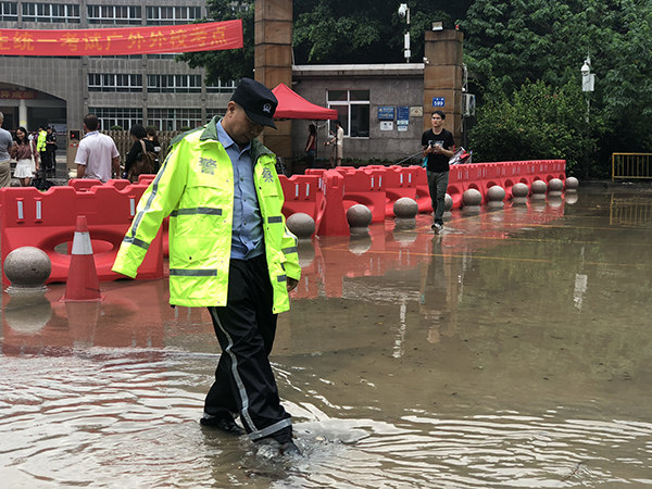 广东高考结束:多处道路被水淹,有考生湿鞋趟水