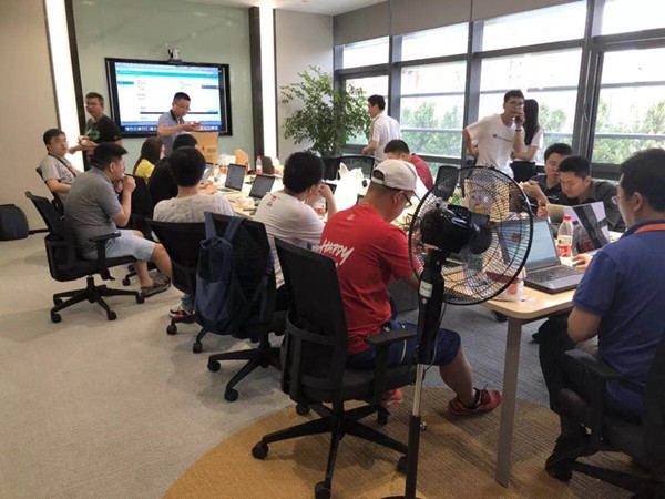 上海电影节|开票5分钟售出15万张票,影迷去影城打卡留念