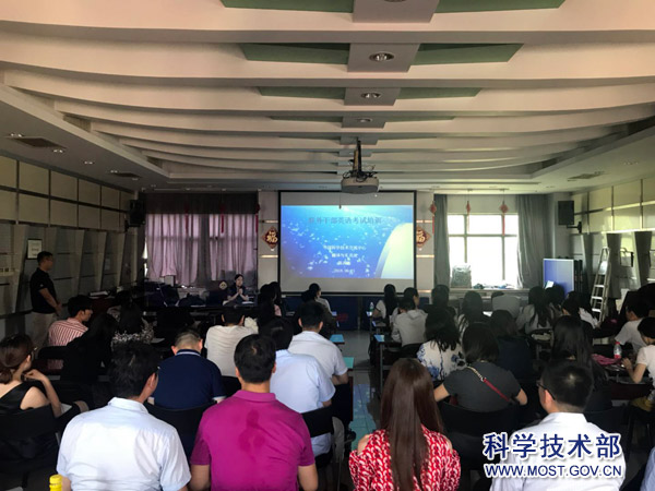 交流中心青语社举办第一期驻外英语考试培训讲