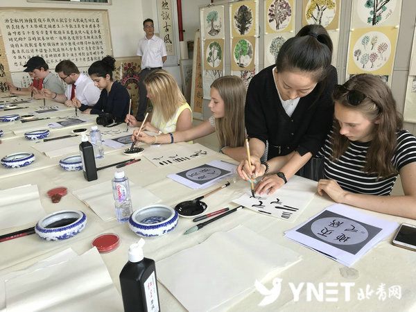 英国学生走进大峪中学分校过招书法和武术