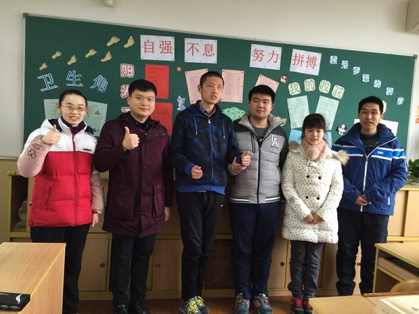 图说：盲校毕业生回到母校与王蕴（左三）等5名高考生交流。上海市盲童学校供图