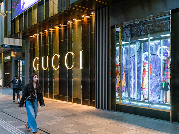 成都，一名女子走过Gucci专卖店。视觉中