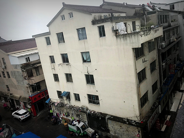 这里的民用住房曾经很多是“三合一”场所,集销售、生产和生活于一体。
