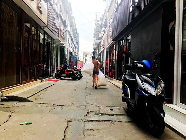 习惯了忙碌,但很多小老板们不知道,自己还能在这里待多久。