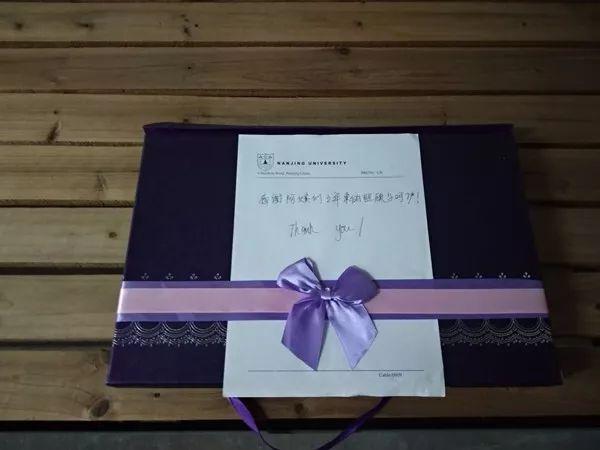 暖心!南大毕业生留下干净宿舍,送巧克力给阿姨