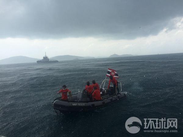 普吉游船倾覆事故现场突降暴雨 中泰救援队继续打捞
