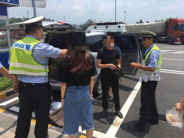 王恬（左二）报警称被绑架后，民警驱车130余公里找到她。九龙坡警方 供图