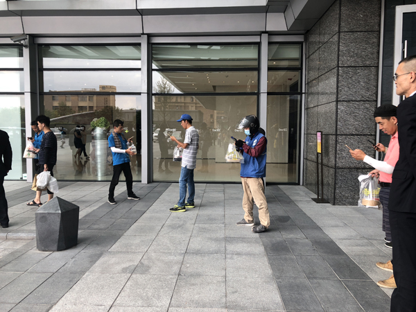 上海一写字楼不让外卖员进门?管理方:为保障秩