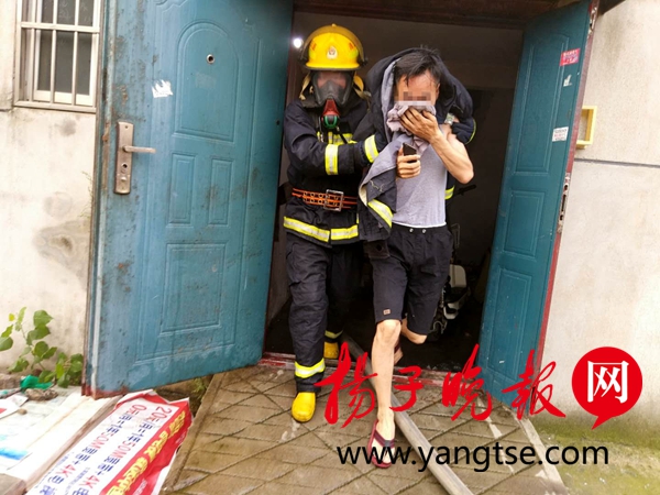 民房突然起火 连云港消防及时救出两名被困人