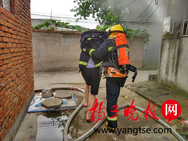 民房突然起火 连云港消防及时救出两名被困人