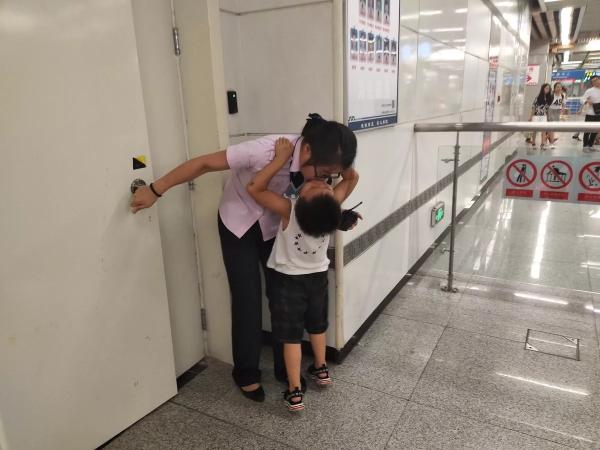 李婷和儿子拥抱亲吻的照片 受访者提供