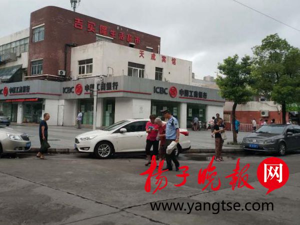 苏州七旬老人买菜不慎滑倒 城管队员与热心市