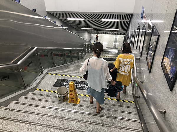 8月17日19时，合肥地铁一号线秋浦河路站A口楼梯处顶棚漏雨，乘客绕行。