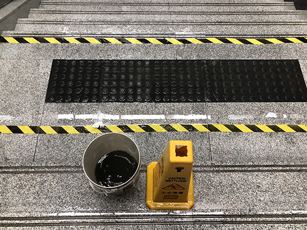 8月17日19时许，合肥地铁一号线秋浦河路站A口楼梯处顶棚漏雨，塑料桶里已有积水。