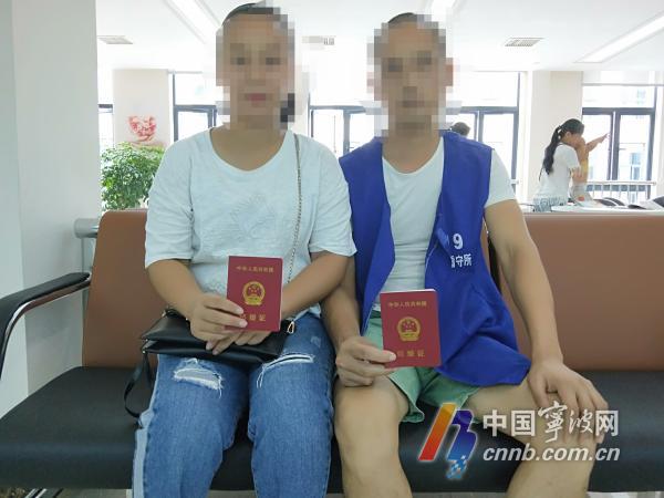 逃犯未婚生育后落网,警方带其与女友登记结婚