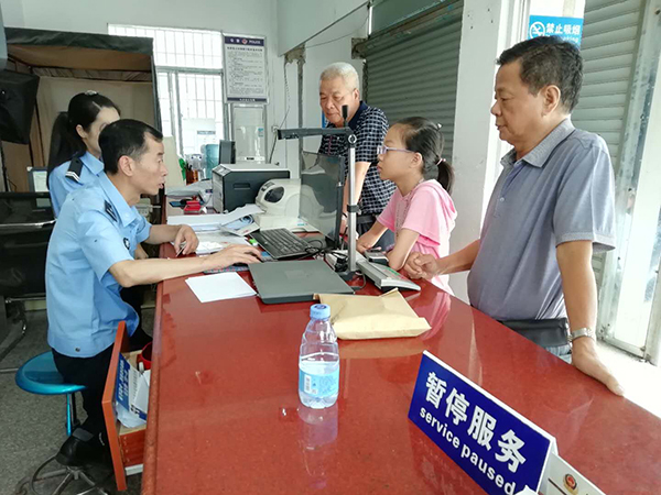 今天,已有一大批台胞完成了港澳台居民居住证
