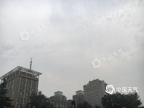 今天清晨北京紫竹院附近天空阴沉。