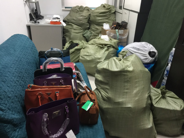 上海铁警端掉三个售假窝点 查获一线品牌皮具